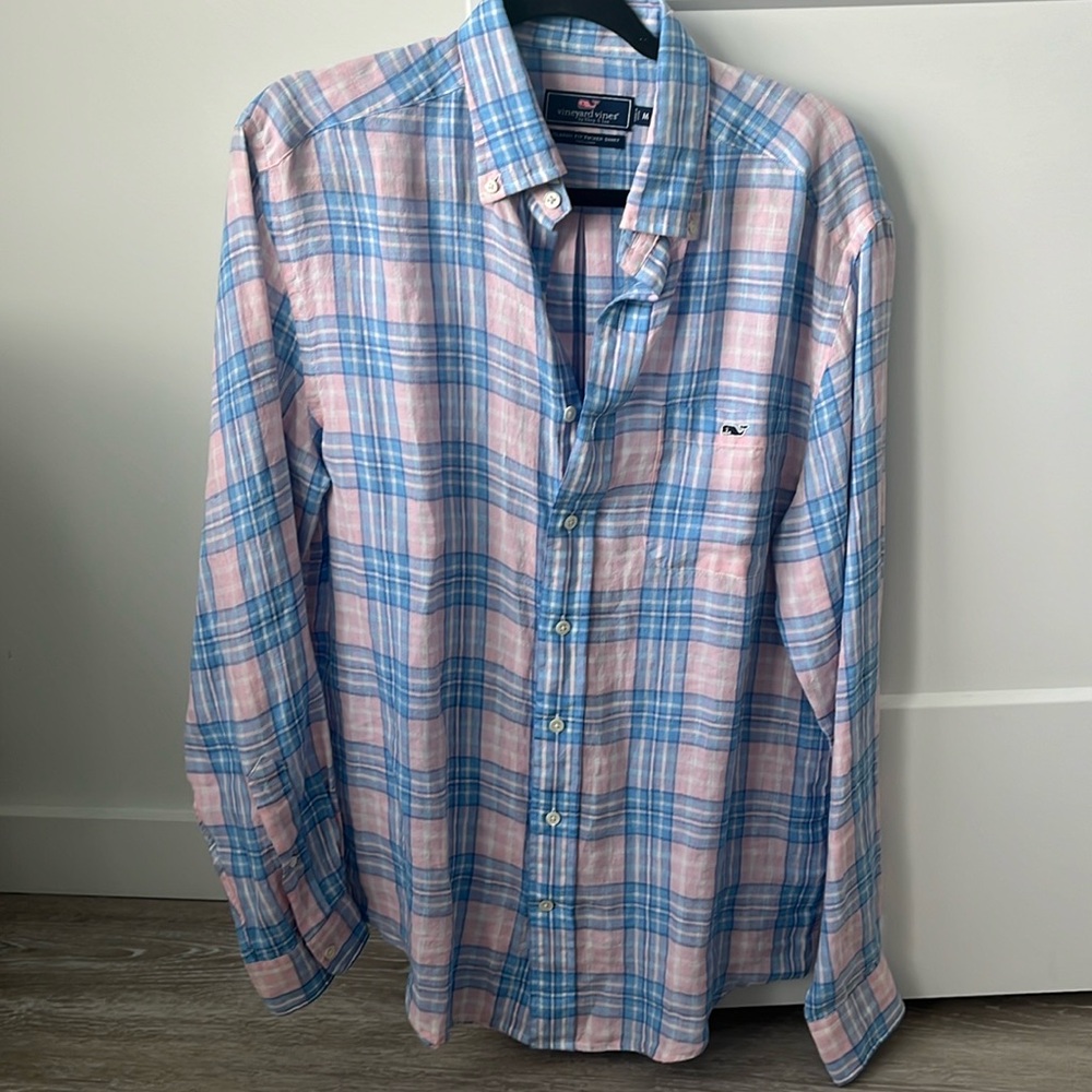 Vineyard Vines classic fit Tucker shirt. Brand new never worn. Needs steaming.